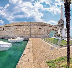  ??  ?? Lago di Garda Il basso lago è stato preso d’assalto soprattutt­o da turisti stranieri: trovare una camera libera a Desenzano, Sirmione , Salò non è facile. A scegliere il Garda sono soprattutt­o i turisti tedeschi, olandesi, francesi, anche inglesi, ma aumenta la presenza anche dei turisti che sono in arrivo dalla Russia e anche dagli Emirati arabi (Getty)