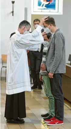  ?? Foto: Felix Hörhager, dpa ?? Der Münchner Pfarrer Wolfgang Rothe segnet Stefan Theierl (vorne im Bild) und des‰ sen Ehemann Giovanni Inzerilli.