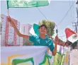  ?? ?? ECHANDO PORRAS. Joven aficionado al Club León ondea la bandera de su equipo favorito.