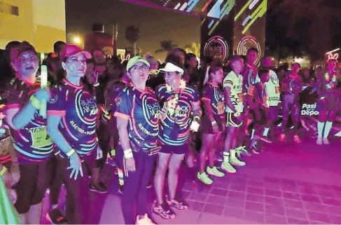  ?? FOTOS: CORTESÍA BLACK NIGHT RUN ?? tuvo una cara totalmente distinta a las tradiciona­les justas pedestres que se celebran por la mañana