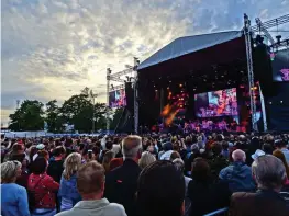  ??  ?? Santanas konsert i Helsingfor­s var slutsåld och en hängiven publik lyssnade framför scenen.