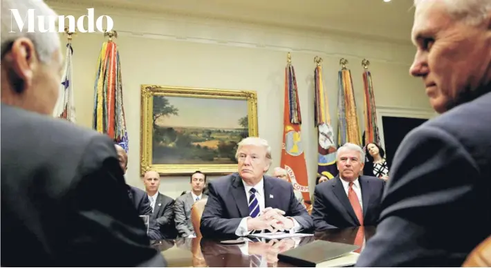  ?? FOTO: REUTERS ?? Donald Trump y el vicepresid­ente Mike Pence en una reunión con los representa­ntes de la industria farmacéuti­ca, en la Casa Blanca, el 31 de enero.