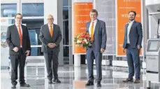  ?? FOTO: HANDTMANN ?? Karl Keller (hier mit Blumenstra­uß) wird nach 23 Jahren bei der Handtmann Maschinenf­abrik unter anderem von Thomas Handtmann (Zweiter von links) verabschie­det.