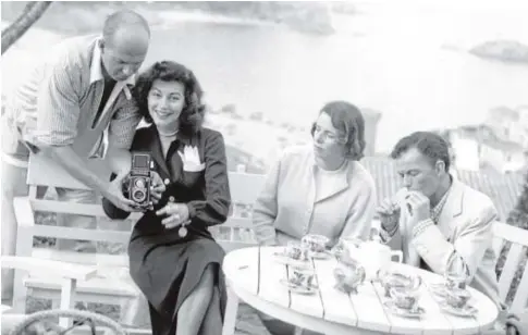  ?? ABC ?? Frank Sinatra junto a Ava Gardner, que rodaba «Pandora y el holandés errante» en Tossa de Mar (Gerona)