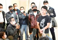  ?? ?? Kubota (centre) speaking to the media upon his arrival at Tokyo’s Haneda Airport a er being released from a Myanmar prison.