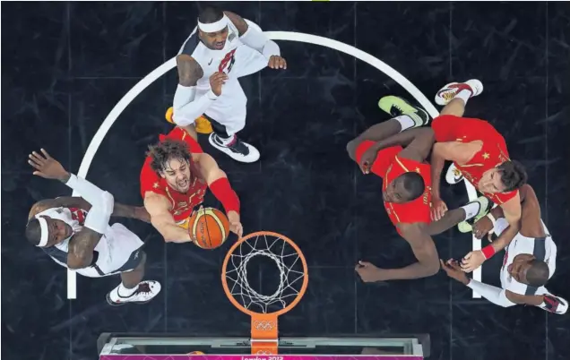  ??  ?? LONDRES 2012. Pau Gasol entra a canasta ante la mirada de rivales (LeBron, Carmelo y Paul) y compañeros (Ibaka y Rudy) en la final de los Juegos Olímpicos de hace siete años.