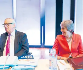  ??  ?? Theresa May suchte beim EU-Gipfel in Salzburg Anschluss. Kommission­schef Jean-Claude Juncker zeigte sich unbeeindru­ckt.