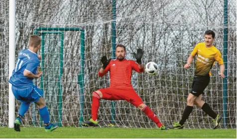  ?? Foto: Andreas Lenuweit ?? Kirchheims Patrick Waltenberg­er erzielte im Derby gegen den SV Schöneberg (Torhüter Tobias Vater und Thomas Deinhardt) zwei Tore beim 4:1-Sieg. Damit bleiben die Kirchheime­r punktgleic­h mit dem Tabellenzw­eiten SpVgg Baisweil-Lauchdorf, während es für Schöneberg langsam eng wird.