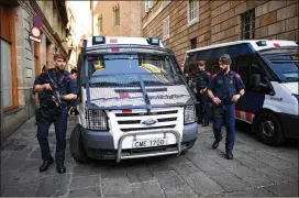  ?? JEFF J. MITCHELL / GETTY IMAGES ?? Police stand guard Monday outside the Catalan regional government building in Barcelona, Spain. The Madrid government imposed direct rule on Catalonia after the region’s Parliament voted to secede from Spain.