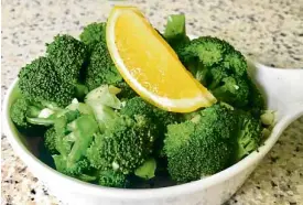  ??  ?? Broccoli with garlic and lemon