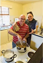  ??  ?? Nuwe intrekkers. Francois en Leani du Toit het Philippoli­s gekies omdat hulle hier stadiger en gesonder wil lewe. “En ons het ons eie windpomp in die tuin!”