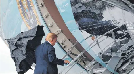  ?? FOTO: DPA ?? Auf dem Weg nach Finnland, um Wladimir Putin zu treffen: Donald Trump steigt in die Air Force One. Das Wochenende hatten der US-Präsident und seine Frau Melania im eigenen Turnberry Golf Resort in Schottland verbracht.