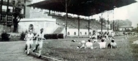  ??  ?? Città studi Il campo Giuriati in uno scatto d’antan degli anni Sessanta. Oggi i cittadini denunciano una situazione di grave inefficien­za gestionale