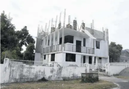  ?? (Photo: Joseph Wellington) ?? The house in Mona Heights, St Andrew, where constructi­on has created concern for residents