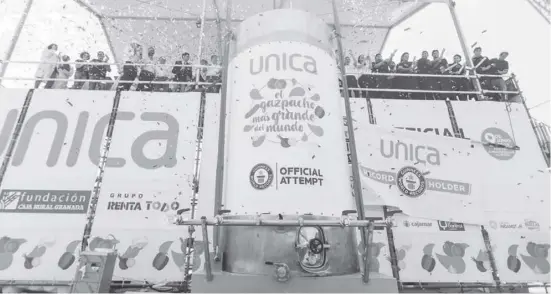  ?? Fotos: Unica Group ?? Voller Riesentank: Angepeilt wurden 7.000 Liter Gazpacho, am Ende kamen sogar 9.800 Liter heraus.