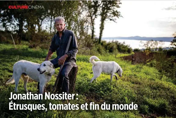  ??  ?? Terrien. Jonathan Nossiter dans sa ferme, en Italie, entouré de ses chiens et de ses conserves de tomates.