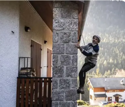  ??  ?? De Italiaanse berggids Ernesto Cocchetti beklimt de muren van zijn huis, in plaats van een avontuurli­jke rots.