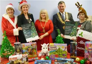  ?? Picture: Phil Creighton Picture: Phil Creighton ?? We’re ready! Volunteers and charities at the launch of this year’s Giving Tree appeal at Tesco’s Wokingham superstore. The appeal matches presents to children who would otherwise do without at Christmas Gillian Mckernan, Teso store manager Hayley Inwood, Judith and Julian McGhee-Sumner and Tesco’s Sue Lovell at the launch of this year’s Giving Tree