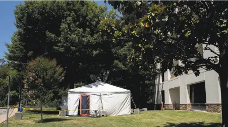  ?? Santiago Mejia / The Chronicle ?? Santa Rosa Memorial Hospital’s new tent will be staffed with two nurses and one doctor and can see six patients at once.