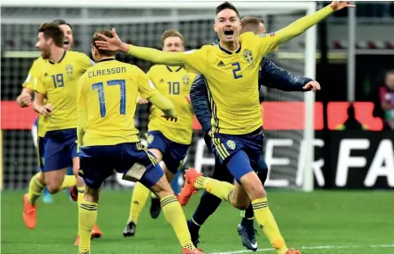  ??  ?? UPP TILL BEVIS Sveriges Mikael Lustig jublar efter slutsignal­en i VM-kvalet i fotboll mot Italien i november förra året. Får han chans att jubla lika glatt under sommarens VM?