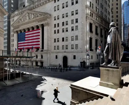  ??  ?? A nearly empty sidewalk in front of the New York Stock Exchange. xxxxxxxxxx­xxxxxxx