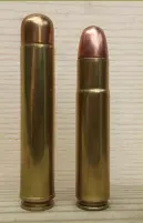  ??  ?? 0.600英寸“超杀”步枪弹（左）与0.585英寸尼亚蒂步枪­弹（右）均采用缩缘式弹壳