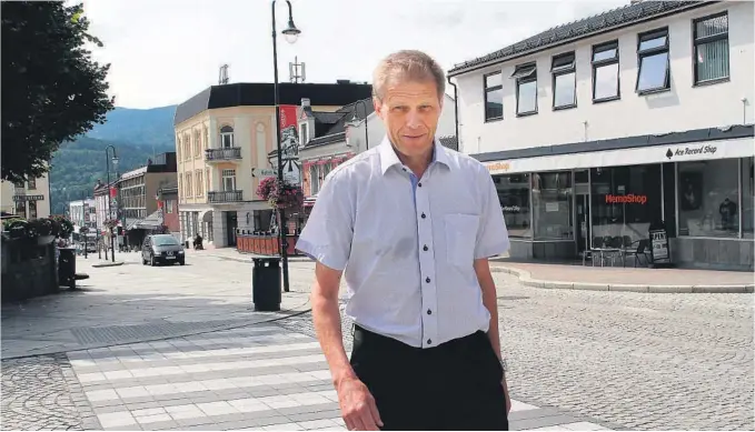  ?? BEGGE FOTO: KNUT HEGGENES ?? SAK: Det er ingen tvil om at Lars Søreide er misfornøyd med oppgjøret etter at UDI skrinla sine Bolkesjø-planer. Bildet er fra et intervju om asylplanen­e.