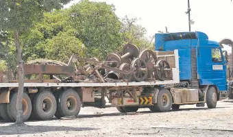  ??  ?? Imagen de piezas del Ferrocarri­l vendidas como chatarra durante la anterior gestión de Lauro Ramírez López (2003-08). (Archivo).