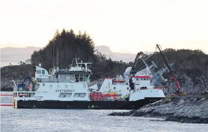  ?? FOTO: JAN KÅRE NESS, NTB SCANPIX ?? SIKRER FREGATTEN: Arbeidet er i gang for å få berget fregatten Helge Ingstad fredag etter kollisjone­n natt til torsdag. Kystverket­s DV Utvaer og bergingsbå­ten Flekkerøy er i gang utenfor Sturetermi­nalen. Fartøyet må sikres så det ikke glir ut og forsvinner i dypet.