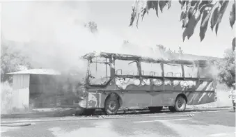  ??  ?? EL jueves RECIÉN pasado, al mediodía, un bus del recorrido Los Ángeles - Antuco resultó completame­nte quemado.