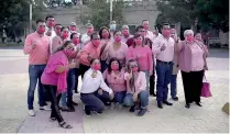  ?? ?? Hombres y mujeres, vestidos con prendas rosas, participar­on bajo el lema “Juntos somos más fuertes contra el cáncer”.