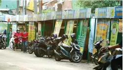  ?? GUSLAN GUMILANG/JAWA POS ?? DILARANG BERGEROMBO­L: Jajaran warung makan seperti di Jalan Ketintang tak akan luput dari razia petugas gabungan.