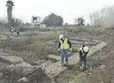  ??  ?? La alcaldesa, Maria Josep Safont, y varios ediles acudieron a la zona de trabajo en la que las máquinas despejan un importante yacimiento arqueológi­co.