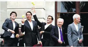  ??  ?? Vorfreude: Thiem, Nadal und Federer starten ab 13 Uhr. Laver schaut zu, McEnroe coacht (von links)