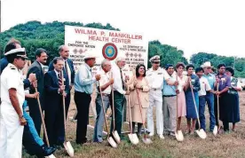  ?? [PHOTO PROVIDED BY WILMA MANKILLER FOUNDATION] ?? Wilma Mankiller, center, in a scene from the documentar­y “Mankiller,” overcame self-doubt to become a brilliant community organizer and the first woman elected principal chief of the Cherokee Nation.