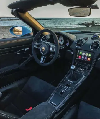  ??  ?? MUCHO CUERO Y ALCÁNTARA. Estos materiales revisten el magnífico y eficaz cockpit del Boxster.