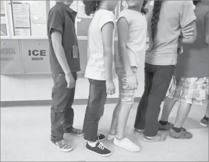  ??  ?? Niños esperan ser atendidos en una cafetería en un centro de detención para inmigrante­s, en Texas. Imagen del 10 de septiembre de 2014 ■ Foto Ap