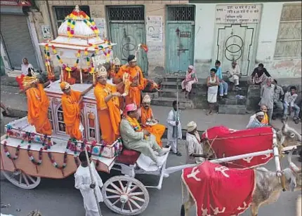  ?? RAJESH KUMAR SINGH / AP / ARCHIVO ?? Procesión de jainistas en una fiesta religiosa que celebra el aniversari­o de uno de sus profetas