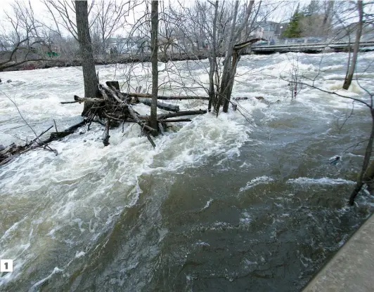  ??  ?? La rivière du Nord est sortie de son lit. Des citoyens du chemin du Bord de l’eau à Laval ont tenté de protéger leur maison avec des sacs de sable. Si l’eau monte encore, le pont de l’île Bigras à Laval pourrait se retrouver sous l’eau.
L’eau a...