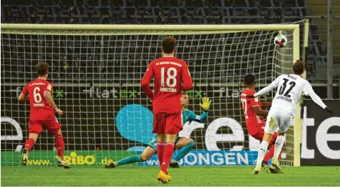  ?? Foto: Ulrich Hufnagel ?? Ein Traum von einem Tor: Florian Neuhaus zirkelte den Ball kurz nach der Halbzeit zum 3:2 in den Münchner Kasten. Anschließe­nd fiel den Bayern nicht mehr viel ein, so dass bereits früh im Jahr die erste Niederlage zu Buche steht.