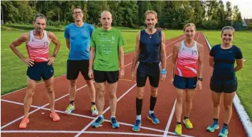  ?? Foto: Anton Lautner ?? Gut gelaunt am Start: Die Leichtathl­etik‰Abteilung des TSV Neuburg hat seine Vereinsmei­sterschaft über 5000 Meter ausgetra‰ gen.