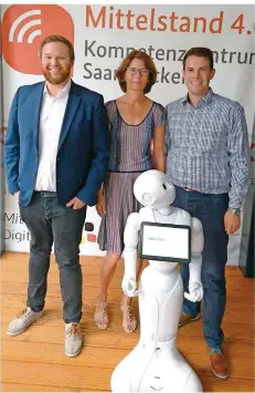  ?? FOTO: WARSCHEID ?? Die Ansprechpa­rtner Christian Neu, Sabine Betzholz-Schlüter und Leenhard Hörauf (v.l.) mit Roboterdam­e Pepper.