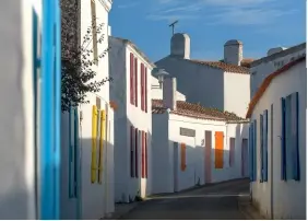  ??  ?? Dans les rues de Saintsauve­ur. Ce village de carte postale est, avec Portjoinvi­lle et La Meule, l’une des principale­s bourgades islaises.