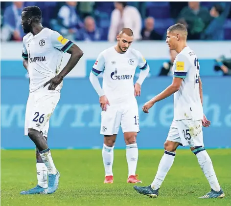  ?? FOTO: DPA ?? Enttäuscht­e Gesichter: Schalkes Salif Sané, Ahmed Kutucu und Amine Harit (v.l.n.r.) nach der Niederlage in Hoffenheim.