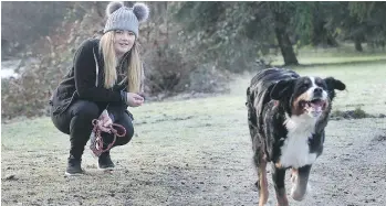  ?? NICK PROCAYLO ?? White Rock resident Rachel Klinosky, 23, shown here with her dog Tofino in North Vancouver, is taking part in the 2017 Vancouver Sun Run to raise money for the B.C. Cancer Foundation.