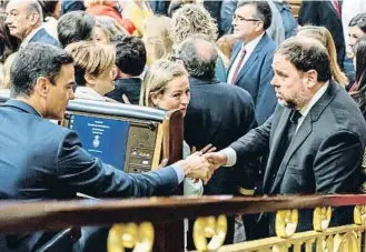  ?? NI/U NUCH n IRXUU ?? La salutació de Sánchez i Junqueras al Congrés el maig del 2019