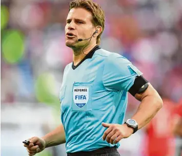  ?? Foto: Getty Images ?? Der amtierende Weltschied­srichter Felix Brych hat bei der WM in Russland ausgedient. Der 42 Jährige darf keine weiteren Spiele pfeifen. „Das Leben geht weiter und wir kommen wieder“, sagte der Referee nach dem bitteren Aus.