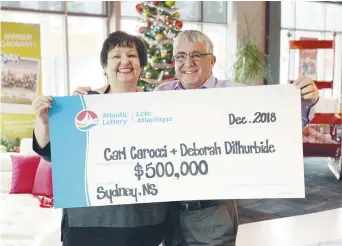  ??  ?? Deborah Dithurbide et Carl Carocci ont remporté 500 000$ au Lotto Max. - Gracieuset­é