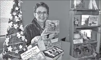  ?? DESIREE ANSTEY/ JOURNAL PIONEER ?? Sue Humby’s booth that features a beautiful chocolate and sourdough bread display is a sweet stop at the recent Breadalban­e Craft Fair.