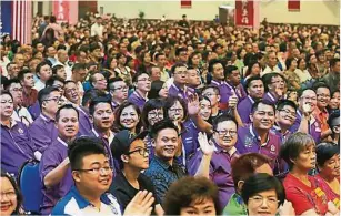  ??  ?? 華總青一身紫色團服出­席華社愛國大集會。